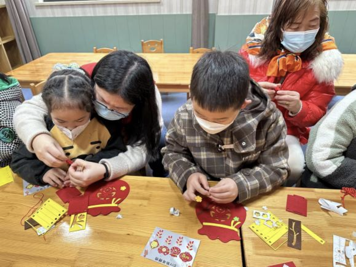 巧手做“鞭炮” 歡樂迎新春